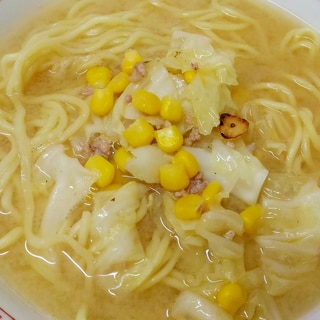 キャベツとコーン、豚挽き肉のにんにく味噌ラーメン